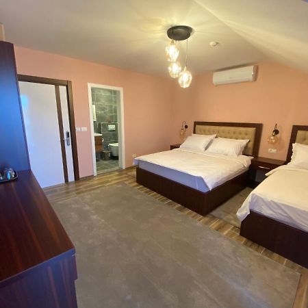 Hotel Kolonja'S เดบาร์ ภายนอก รูปภาพ