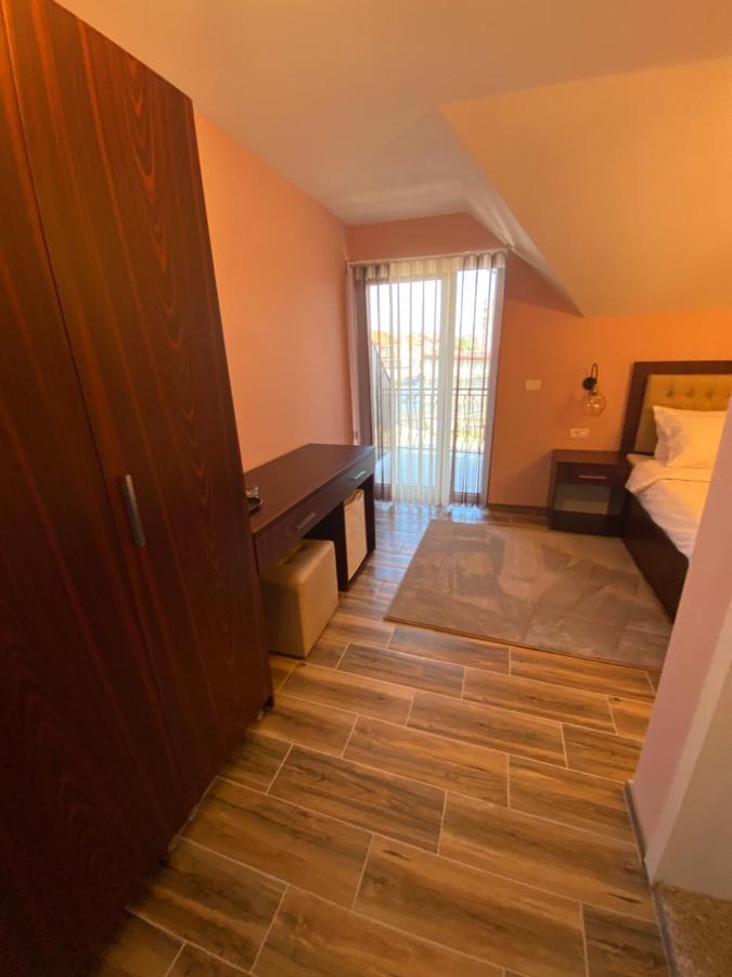 Hotel Kolonja'S เดบาร์ ภายนอก รูปภาพ